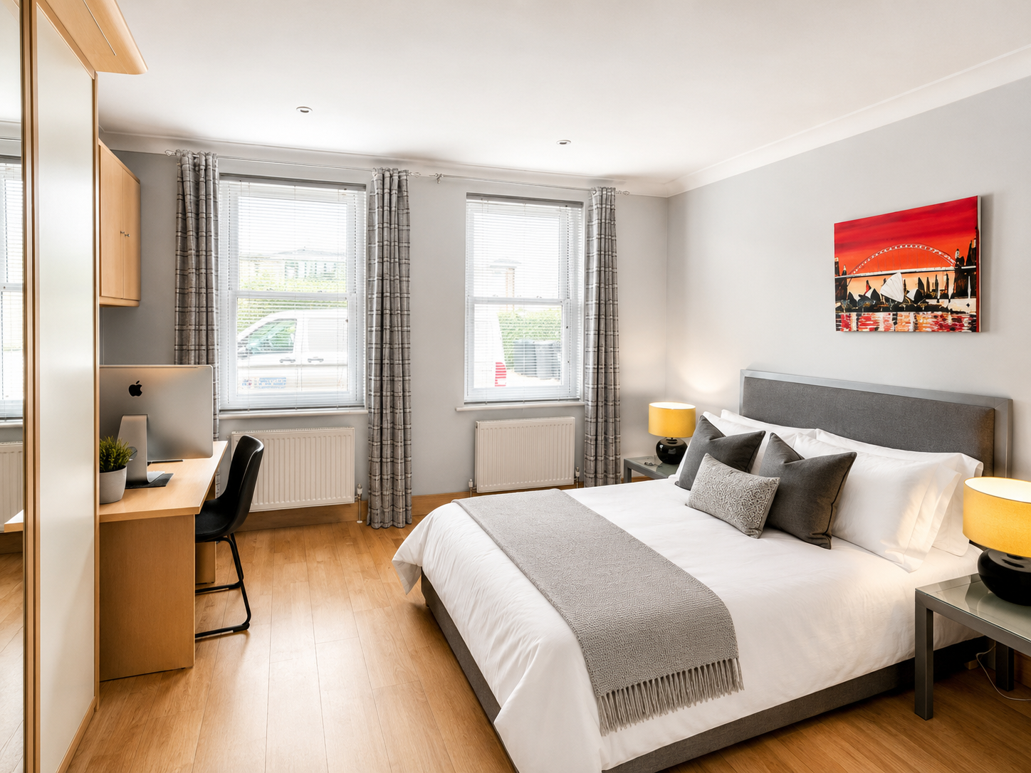 Guest bedroom with workspace at Wittering Sands, Hayling Island